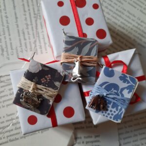 Book-charm: ciondolo a forma di libro con charm